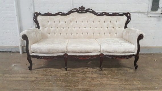 Off-White Vintage Sofas vs Modern Sofas A Comparative Analysis for Informed Choice