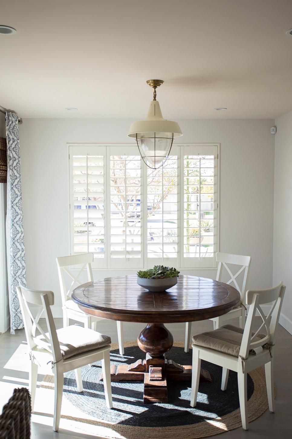 Making the most of your intimate dining area with the right small round table