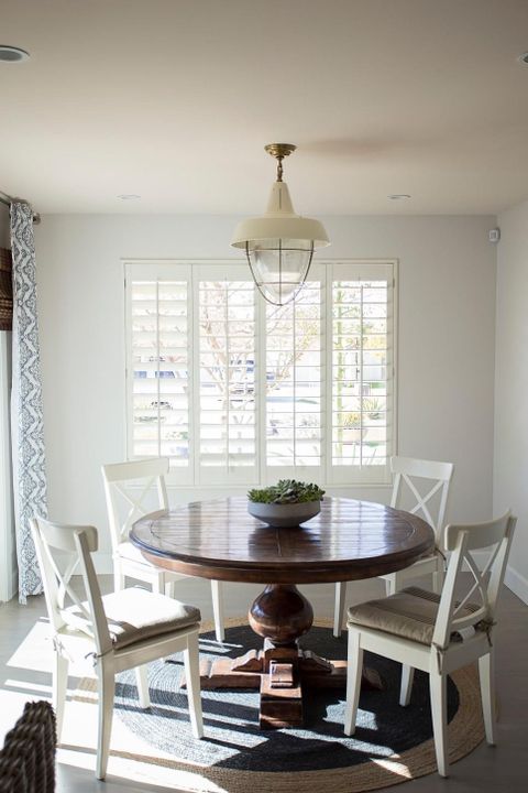 Making the most of your intimate dining area with the right small round table