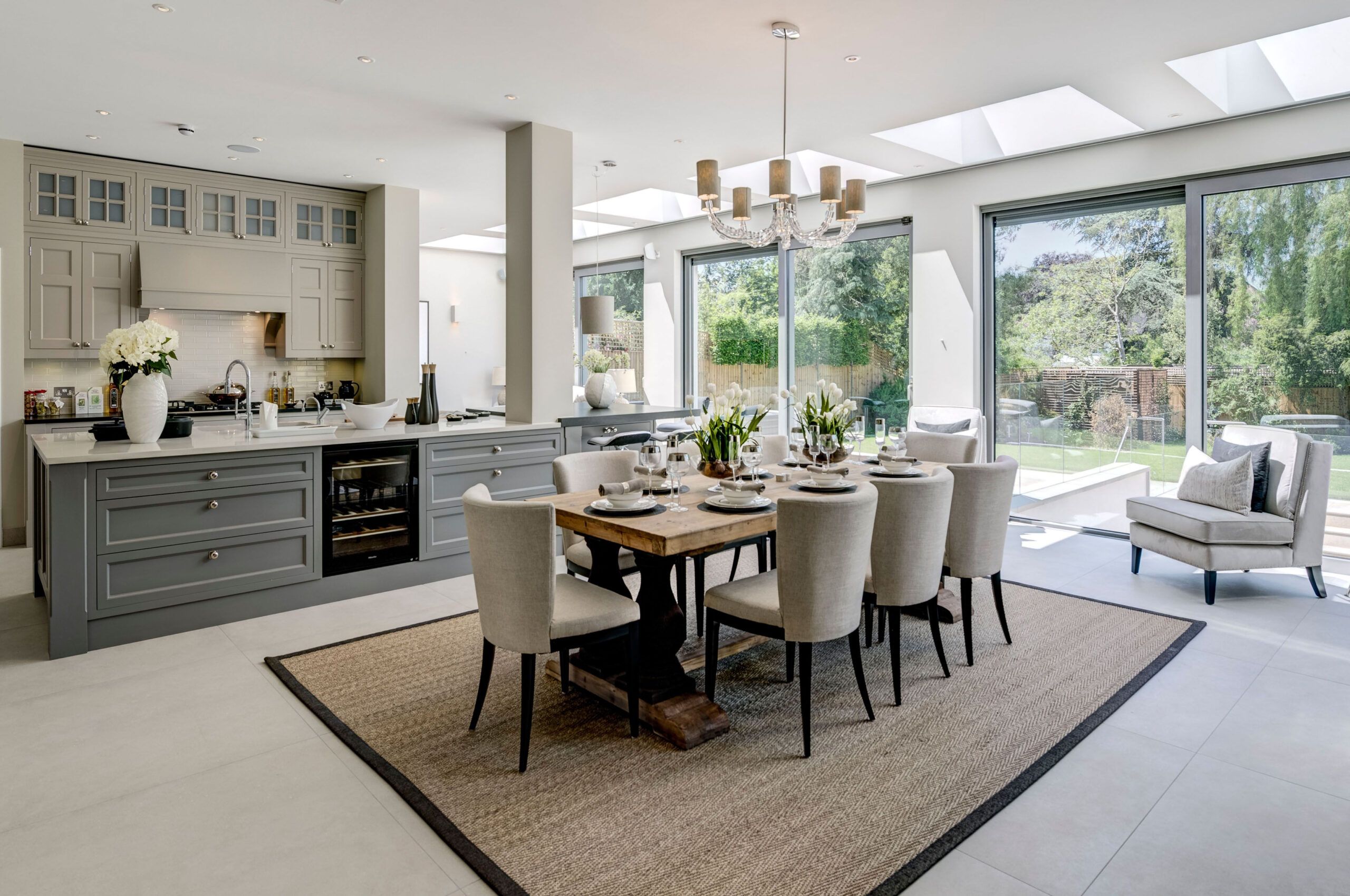 How to choose the perfect dining table for open kitchen layouts