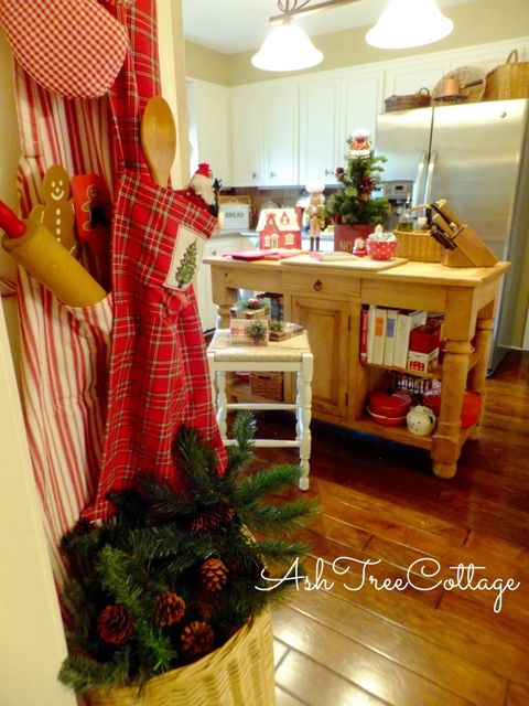 Ash Tree Cottage: Have Yourself A Cozy Little Christmas with Holiday Cheer Cozy Small Home Tour