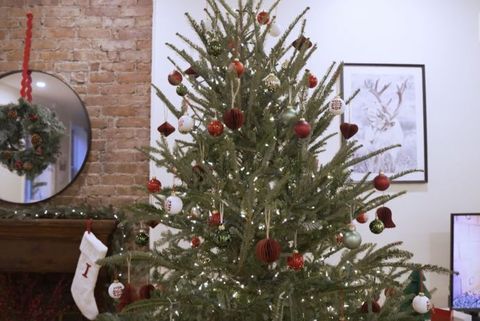 Brooklyn Apartment Gets Decked Out In Cozy Christmas Decor In Festive ... regarding Brooklyn Studio Holiday Cozy